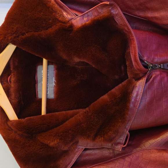 Plus Queen Size Like New Wilsons Red Leather Jacket. Fur Hood quilt lined. - Picture 12 of 14